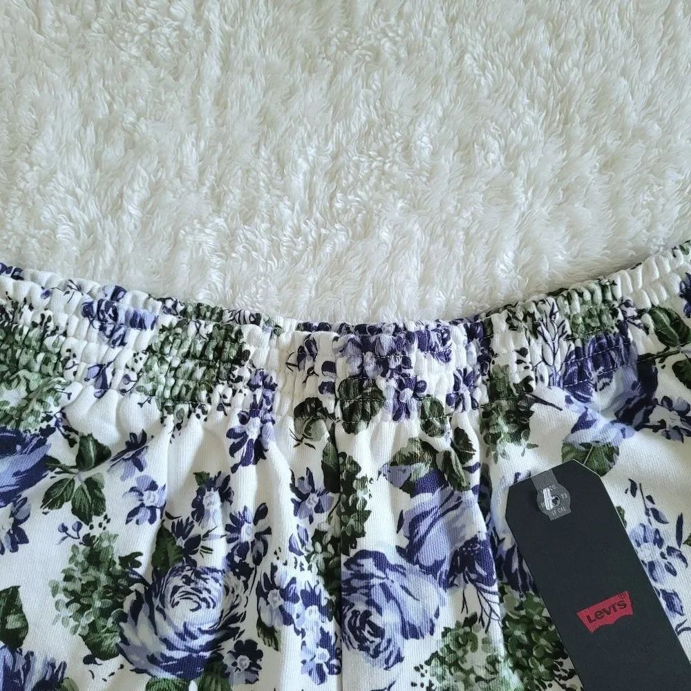 Levi's Floral💐 Shorts - NWT - Picture 3 of 12